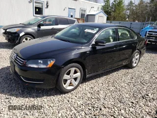 2014 Volkswagen Passat S z VIN 1VWAT7A32EC053167, wystawiony jako Copart lot #55117915 z przebiegiem 103 813 mil mil oraz Szkoda całkowita • Salvage title. Historia ofert i sprzedaży dostępna na DreamBid. Obrazek 1.