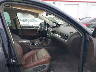 2013 Volkswagen Touareg Lux z VIN WVGEF9BP0DD000495, wystawiony jako IAAI lot #41711365 z przebiegiem 116 223 mil mil oraz . Historia ofert i sprzedaży dostępna na DreamBid. Obrazek 5.