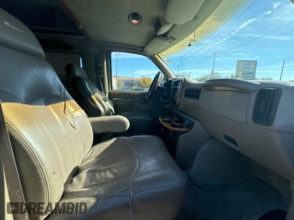 2002 Chevrolet Chevy Van z VIN 1GBFG15M421166126, wystawiony jako Copart lot #82826034 z przebiegiem 213 771 mil mil oraz Czysty tytuł • Clean title. Historia ofert i sprzedaży dostępna na DreamBid. Obrazek 5.