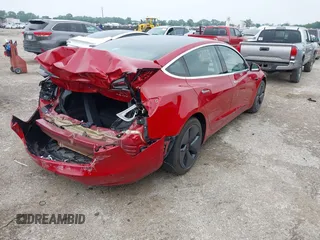 2018 Tesla Model 3 Long Range Battery z VIN 5YJ3E1EB8JF119898, wystawiony jako IAAI lot #42297445 z przebiegiem 29 555 mil mil oraz . Historia ofert i sprzedaży dostępna na DreamBid. Obrazek 4.