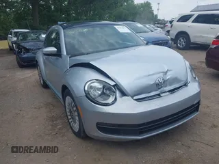 2014 Volkswagen Beetle 2.5L z VIN 3VWJX7AT9EM614953, wystawiony jako IAAI lot #42517875 z przebiegiem 124 025 mil mil oraz . Historia ofert i sprzedaży dostępna na DreamBid. Obrazek 1.