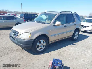 2001 Mercedes-Benz M-Class with VIN 4JGAB54E71A245256, listed as a IAAI auction lot 41697960 with 191,911 mi miles. Bid and sale history available at carsss.com. Image 2.