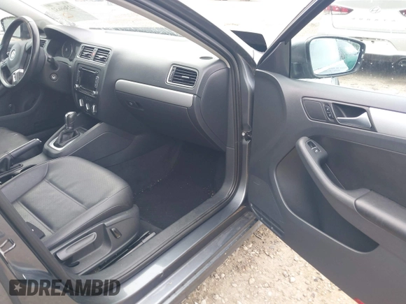 2013 Volkswagen Jetta SE with VIN 3VWDX7AJ7DM426720, listed as a IAAI auction lot 42366632 with 142,318 mi miles and . Bid and sale history available at DreamBid. Image 5.