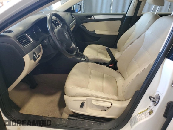 2013 Volkswagen Jetta SE z VIN 3VWDX7AJ4DM385480, wystawiony jako Copart lot #54165675 z przebiegiem 93 648 mil mil oraz Czysty tytuł • Clean title. Historia ofert i sprzedaży dostępna na DreamBid. Obrazek 7.
