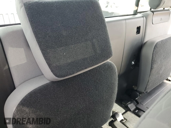 2018 Toyota Tacoma SR z VIN 5TFRX5GN2JX105908, wystawiony jako Copart lot #48301235 z przebiegiem 73 139 mil mil oraz Szkoda całkowita • Salvage title. Historia ofert i sprzedaży dostępna na DreamBid. Obrazek 10.