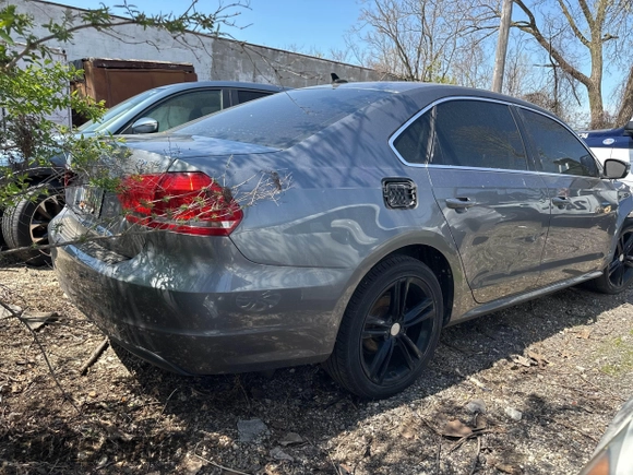 2015 Volkswagen Passat SE z VIN 1VWBV7A38FC025826, wystawiony jako IAAI lot #42108113 z przebiegiem 139 459 mil mil oraz . Historia ofert i sprzedaży dostępna na DreamBid. Obrazek 4.