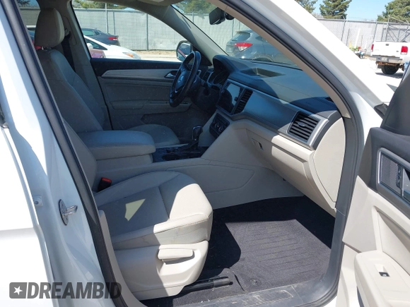 2018 Volkswagen Atlas SE with VIN 1V2KR2CAXJC586848, listed as a IAAI auction lot 42200959 with 96,336 mi miles and . Bid and sale history available at DreamBid. Image 5.