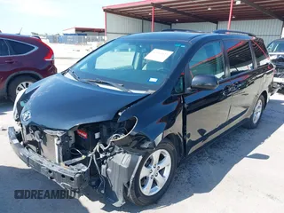 2015 Toyota Sienna LE AAS z VIN 5TDKK3DC0FS613377, wystawiony jako IAAI lot #42214127 z przebiegiem 135 836 mil mil oraz . Historia ofert i sprzedaży dostępna na DreamBid. Obrazek 20.