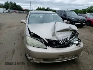 2005 Toyota Camry STD z VIN 4T1BE32K75U522999, wystawiony jako Copart lot #59615405 z przebiegiem Nie podano mil oraz Nie do naprawy • Non repairable. Historia ofert i sprzedaży dostępna na DreamBid. Obrazek 13.
