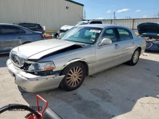 2003 Lincoln Town Car Signature z VIN 1LNHM82W63Y648015, wystawiony jako Copart lot #56123895 z przebiegiem Nie podano mil oraz Szkody całkowita. Historia ofert i sprzedaży dostępna na DreamBid. Obrazek 1.