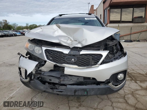2013 Kia Sorento LX z VIN 5XYKT4A67DG355452, wystawiony jako Copart lot #54902255 z przebiegiem 188 949 mil mil oraz Szkoda całkowita • Salvage title. Historia ofert i sprzedaży dostępna na DreamBid. Obrazek 5.
