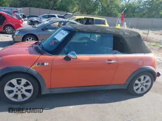 2005 MINI Convertible S z VIN WMWRH33525TF83816, wystawiony jako IAAI lot #42359592 z przebiegiem 137 013 mil mil oraz . Historia ofert i sprzedaży dostępna na DreamBid. Obrazek 14.
