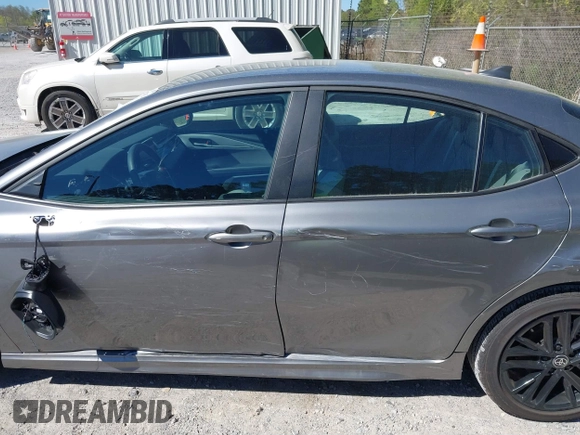 2025 Toyota Camry LE z VIN 4T1DAACK2SU566377, wystawiony jako IAAI lot #41818582 z przebiegiem 1 950 mil mil oraz . Historia ofert i sprzedaży dostępna na DreamBid. Obrazek 14.