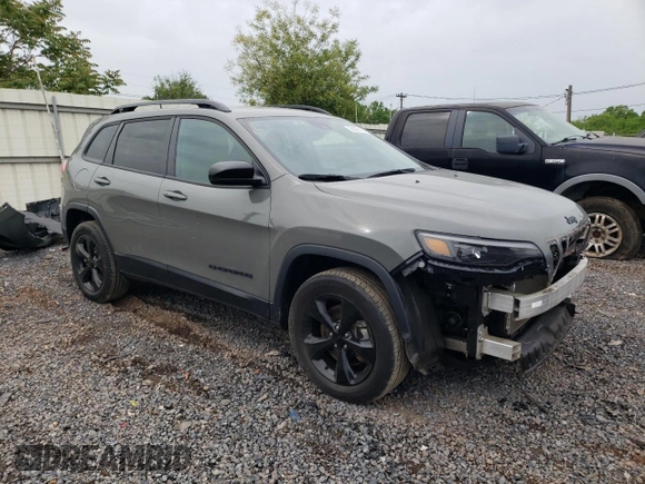 2023 Jeep Cherokee Altitude Lux z VIN 1C4PJMMB4PD100846, wystawiony jako Copart lot #56038145 z przebiegiem 9 567 mil mil oraz Szkoda całkowita • Salvage title. Historia ofert i sprzedaży dostępna na DreamBid. Obrazek 4.