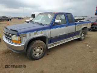 1995 Dodge Dakota z VIN 1B7GG23Y4SS124349, wystawiony jako Copart lot #55723114 z przebiegiem 136 156 mil mil oraz Tytuł czysty. Historia ofert i sprzedaży dostępna na DreamBid. Obrazek 1.