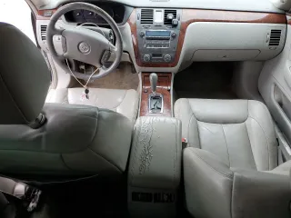 2007 Cadillac DTS V8 z VIN 1G6KD57Y27U179010, wystawiony jako Copart lot #54055605 z przebiegiem 137 326 mil mil oraz Szkoda całkowita • Salvage title. Historia ofert i sprzedaży dostępna na DreamBid. Obrazek 8.