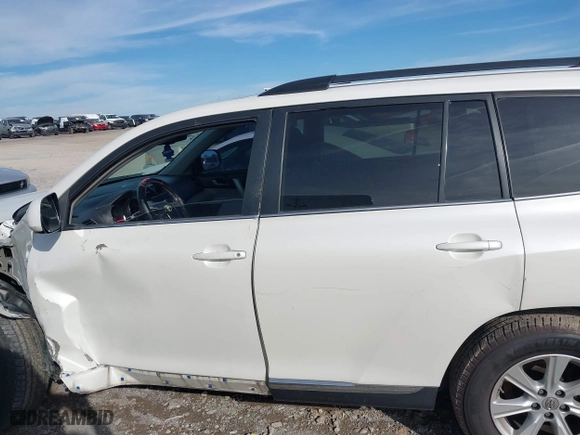 2011 Toyota Highlander with VIN 5TDBK3EH5BS064196, listed as a IAAI auction lot 41643416 with 157,112 mi miles. Bid and sale history available at carsss.com. Image 14.
