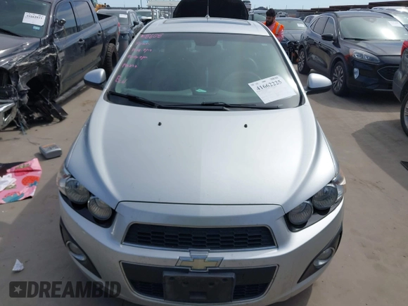 2012 Chevrolet Sonic LTZ z VIN 1G1JE5SB8C4210627, wystawiony jako IAAI lot #41662225 z przebiegiem 72 358 mil mil oraz . Historia ofert i sprzedaży dostępna na DreamBid. Obrazek 13.