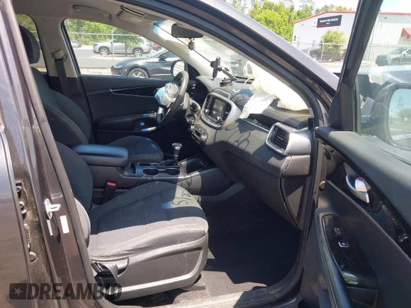 2019 Kia Sorento LX z VIN 5XYPGDA59KG448942, wystawiony jako IAAI lot #42333673 z przebiegiem 172 581 mil mil oraz . Historia ofert i sprzedaży dostępna na DreamBid. Obrazek 5.