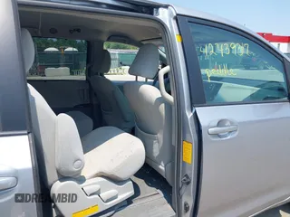 2012 Toyota Sienna LE AAS z VIN 5TDKK3DC0CS210995, wystawiony jako IAAI lot #42439317 z przebiegiem 183 029 mil mil oraz . Historia ofert i sprzedaży dostępna na DreamBid. Obrazek 8.
