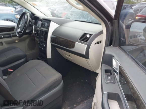 2010 Dodge Grand Caravan SXT z VIN 2D4RN5D12AR444953, wystawiony jako IAAI lot #42247277 z przebiegiem 214 387 mil mil oraz . Historia ofert i sprzedaży dostępna na DreamBid. Obrazek 5.