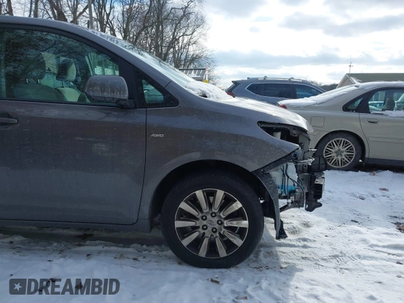 2017 Toyota Sienna LE with VIN 5TDJZ3DC5HS173134, listed as a IAAI auction lot 41256534 with 70,940 mi miles. Bid and sale history available at carsss.com. Image 20.