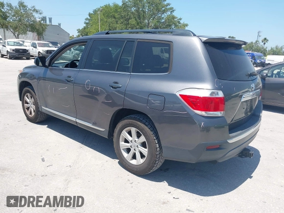 2013 Toyota Highlander z VIN 5TDZK3EH5DS124401, wystawiony jako IAAI lot #42133758 z przebiegiem 131 405 mil mil oraz . Historia ofert i sprzedaży dostępna na DreamBid. Obrazek 3.