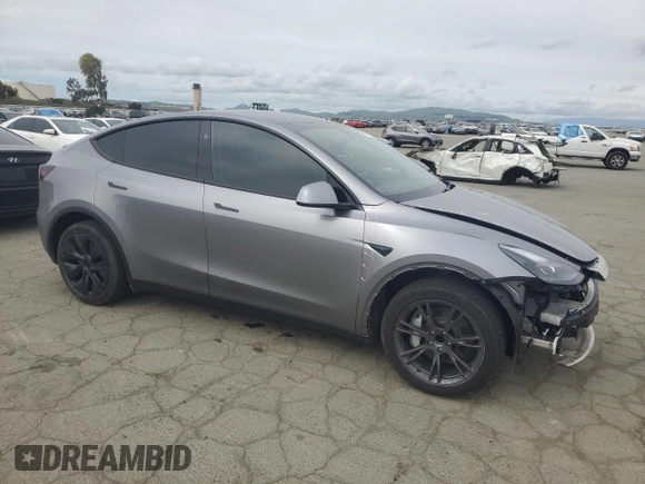 2025 Tesla Model Y Long Range with VIN 7SAYGDED7SF227582, listed as a Copart auction lot 47556595 with 5,340 mi miles and Salvage Title. Bid and sale history available at DreamBid. Image 4.