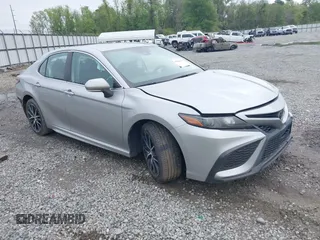 2023 Toyota Camry SE z VIN 4T1G11AK4PU724404, wystawiony jako IAAI lot #41925212 z przebiegiem 53 225 mil mil oraz . Historia ofert i sprzedaży dostępna na DreamBid. Obrazek 1.