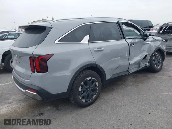 2025 Kia Sorento S z VIN 5XYRL4JC1SG334274, wystawiony jako IAAI lot #41820190 z przebiegiem 8 336 mil mil oraz . Historia ofert i sprzedaży dostępna na DreamBid. Obrazek 4.