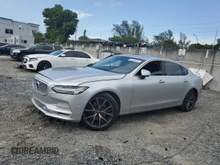 2018 Volvo S90 Momentum z VIN LVY982AK0JP032783, wystawiony jako Copart lot #50240695 z przebiegiem 147 708 mil mil oraz Szkody całkowita. Historia ofert i sprzedaży dostępna na DreamBid. Obrazek 1.