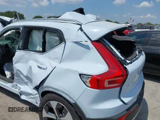 2025 Volvo XC40 Plus Bright Theme z VIN YV4L12UE6S2563585, wystawiony jako IAAI lot #42314264 z przebiegiem 2972 mil mil oraz . Historia ofert i sprzedaży dostępna na DreamBid. Obrazek 18.