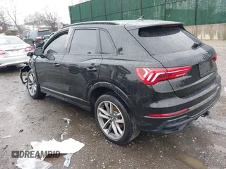 2024 Audi Q3 S line Premium Plus z VIN WA1EECF32R1043458, wystawiony jako IAAI lot #41965598 z przebiegiem 21 524 mil mil oraz . Historia ofert i sprzedaży dostępna na DreamBid. Obrazek 3.