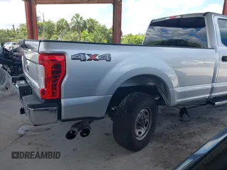 2019 Ford F-250 XL z VIN 1FT7W2BT7KED13259, wystawiony jako IAAI lot #42543359 z przebiegiem 136 511 mil mil oraz . Historia ofert i sprzedaży dostępna na DreamBid. Obrazek 6.