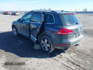 2013 Volkswagen Touareg Exec z VIN WVGEF9BP9DD011799, wystawiony jako IAAI lot #41615162 z przebiegiem 137 054 mil mil oraz . Historia ofert i sprzedaży dostępna na DreamBid. Obrazek 3.