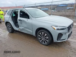 2024 Volvo XC60 Plus Dark Theme z VIN YV4L12RL3R1757157, wystawiony jako IAAI lot #41732352 z przebiegiem 11 056 mil mil oraz . Historia ofert i sprzedaży dostępna na DreamBid. Obrazek 1.