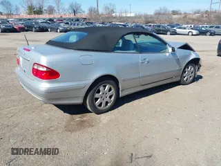 2003 Mercedes-Benz CLK 320 z VIN WDBLK65GX3T143863, wystawiony jako IAAI lot #41704225 z przebiegiem Nie podano mil oraz . Historia ofert i sprzedaży dostępna na DreamBid. Obrazek 4.