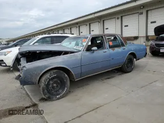 1983 Chevrolet Impala z VIN 2G1AL69H4D1166273, wystawiony jako Copart lot #56203825 z przebiegiem 63 556 mil mil oraz Szkoda całkowita • Salvage title. Historia ofert i sprzedaży dostępna na DreamBid. Obrazek 1.
