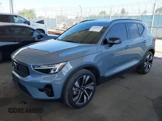 2023 Volvo XC40 Ultimate Dark Theme z VIN YV4L12UX9P2952245, wystawiony jako IAAI lot #42205666 z przebiegiem 19 952 mil mil oraz . Historia ofert i sprzedaży dostępna na DreamBid. Obrazek 17.