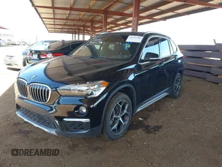 2018 BMW X1 sDrive28i z VIN WBXHU7C35J5L06673, wystawiony jako IAAI lot #42275787 z przebiegiem 61 204 mil mil oraz . Historia ofert i sprzedaży dostępna na DreamBid. Obrazek 2.