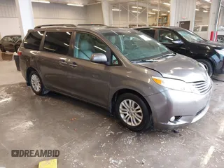 2017 Toyota Sienna XLE Auto Access Seat z VIN 5TDYZ3DC6HS801037, wystawiony jako IAAI lot #41098091 z przebiegiem 180 674 mil mil oraz . Historia ofert i sprzedaży dostępna na DreamBid. Obrazek 1.