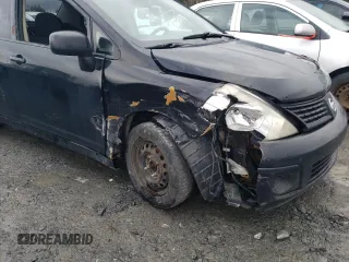 2009 Nissan Versa 1.6 z VIN 3N1CC11E09L468737, wystawiony jako Copart lot #51859825 z przebiegiem Nie podano mil oraz Nie do naprawy. Historia ofert i sprzedaży dostępna na DreamBid. Obrazek 12.