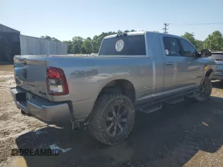 2022 Ram 2500 Big Horn z VIN 3C6UR5MLXNG149714, wystawiony jako Copart lot #56289135 z przebiegiem 110 812 mil mil oraz Szkoda całkowita • Salvage title. Historia ofert i sprzedaży dostępna na DreamBid. Obrazek 3.