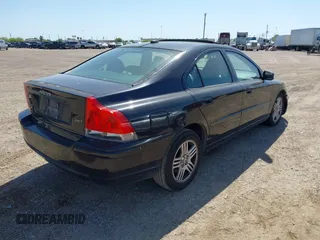 2007 Volvo S60 2.5L Turbo with VIN YV1RS592572637591, listed as a IAAI auction lot 42003278 with 198,118 mi miles. Bid and sale history available at carsss.com. Image 4.