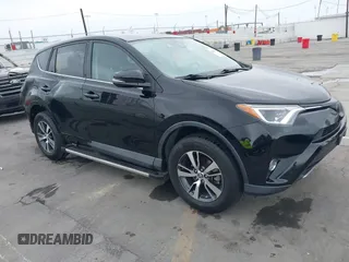 2018 Toyota RAV4 XLE z VIN 2T3WFREV7JW471383, wystawiony jako IAAI lot #42605579 z przebiegiem 51 761 mil mil oraz . Historia ofert i sprzedaży dostępna na DreamBid. Obrazek 1.