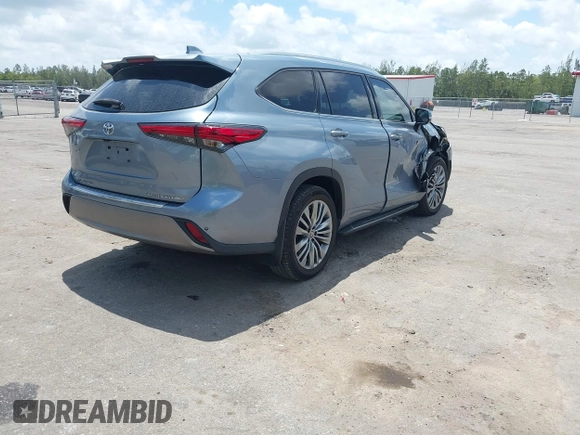 2022 Toyota Highlander Platinum z VIN 5TDFZRBHXNS175366, wystawiony jako IAAI lot #42149787 z przebiegiem 32 235 mil mil oraz . Historia ofert i sprzedaży dostępna na DreamBid. Obrazek 4.