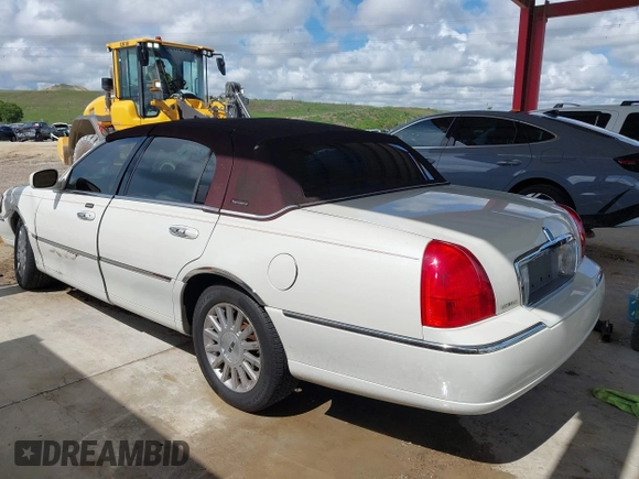 2006 Lincoln Town Car Signature z VIN 1LNHM81W36Y602874, wystawiony jako IAAI lot #42414765 z przebiegiem 121 459 mil mil oraz . Historia ofert i sprzedaży dostępna na DreamBid. Obrazek 14.