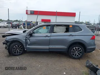 2021 Volkswagen Tiguan SE z VIN 3VV3B7AX8MM159316, wystawiony jako IAAI lot #42525546 z przebiegiem 70 141 mil mil oraz . Historia ofert i sprzedaży dostępna na DreamBid. Obrazek 14.