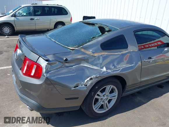 2011 Ford Mustang V6 z VIN 1ZVBP8AMXB5105751, wystawiony jako IAAI lot #42104899 z przebiegiem 70 178 mil mil oraz . Historia ofert i sprzedaży dostępna na DreamBid. Obrazek 6.