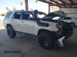 2018 Toyota 4Runner SR5 z VIN JTEBU5JR5J5510528, wystawiony jako IAAI lot #42013434 z przebiegiem 146 395 mil mil oraz . Historia ofert i sprzedaży dostępna na DreamBid. Obrazek 1.